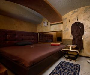 За красными кулисами: Почему эротический салон — идеальное место для детектива