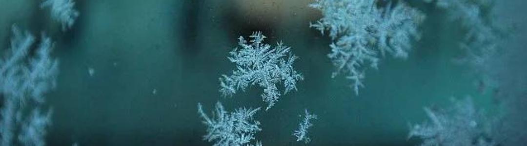 За окном сказочный танец дарят снежинки.