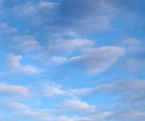 Синее, надзвёздное под звуки фортепиано.