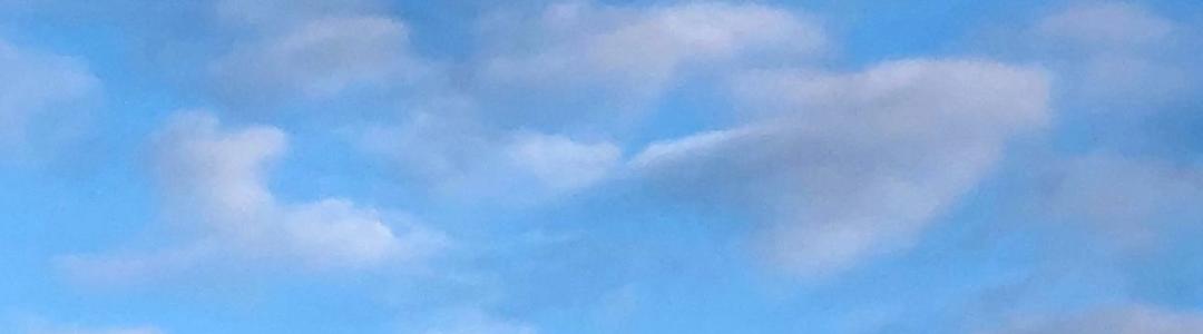 Синее, надзвёздное под звуки фортепиано.